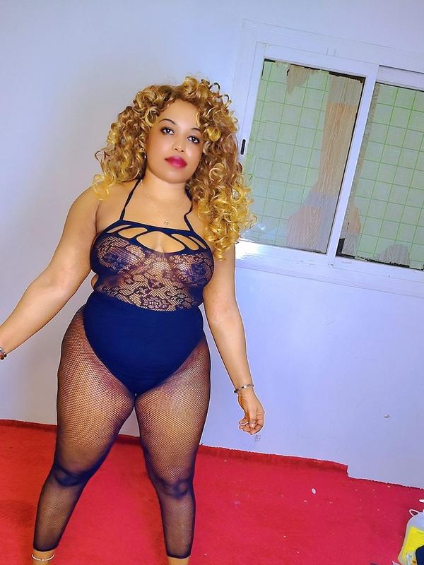 Experience Passion and Elegance with Persephone Rain Tonight 1 Mis Fotos