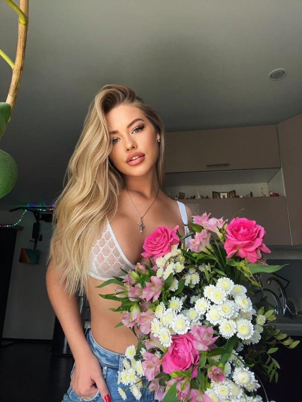 Experience Unforgettable Moments with Crystal Dawn's Enchanting Charm 2 Mis Fotos