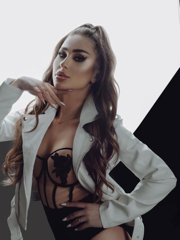 Experience Unforgettable Moments with Noelle Crimson Today